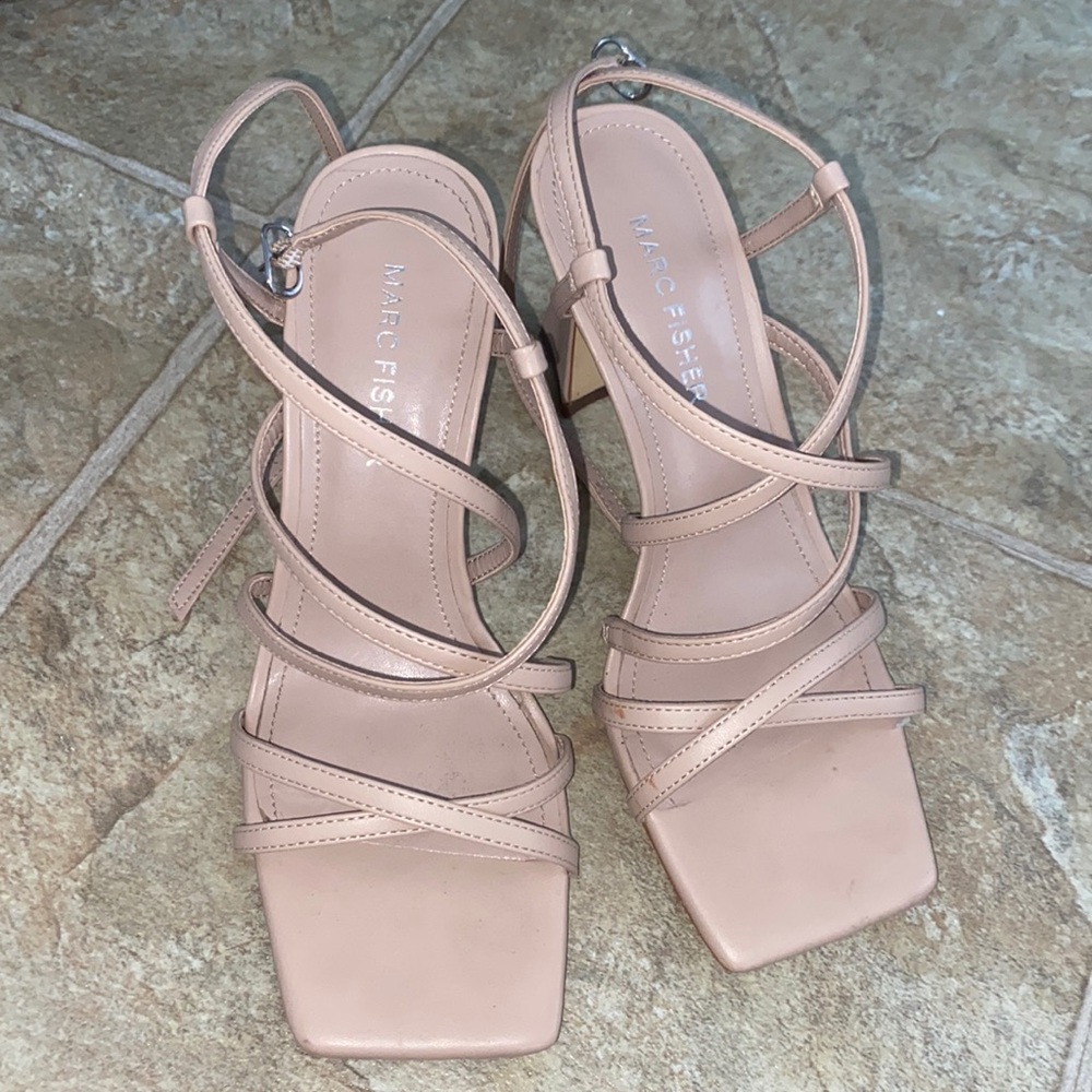 Size 6M womens Marc Fisher kitten heel strappy sandal